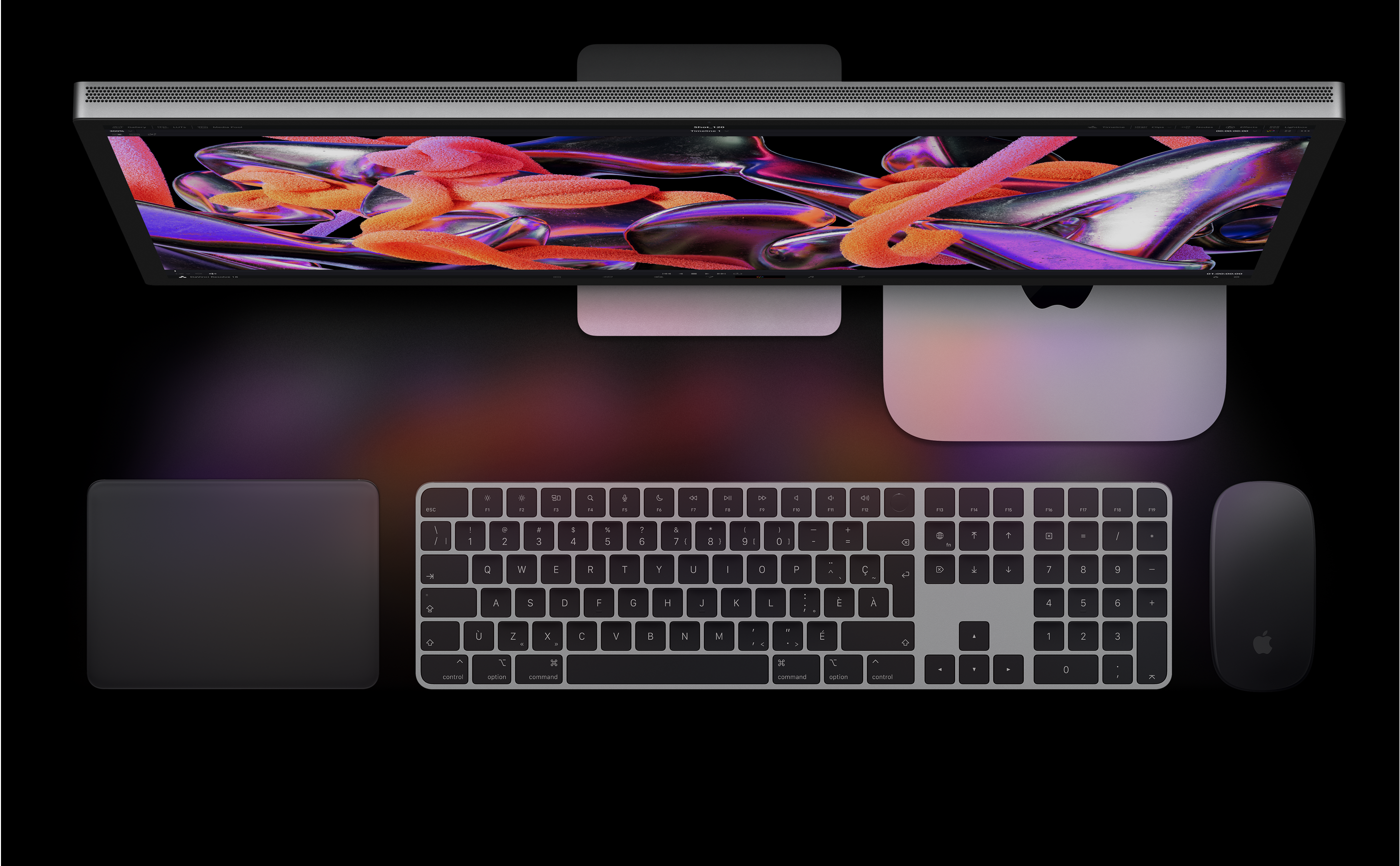 Vue de dessus montrant un Studio Display, un Mac mini, un Magic Trackpad, un Magic Keyboard et une Magic Mouse.