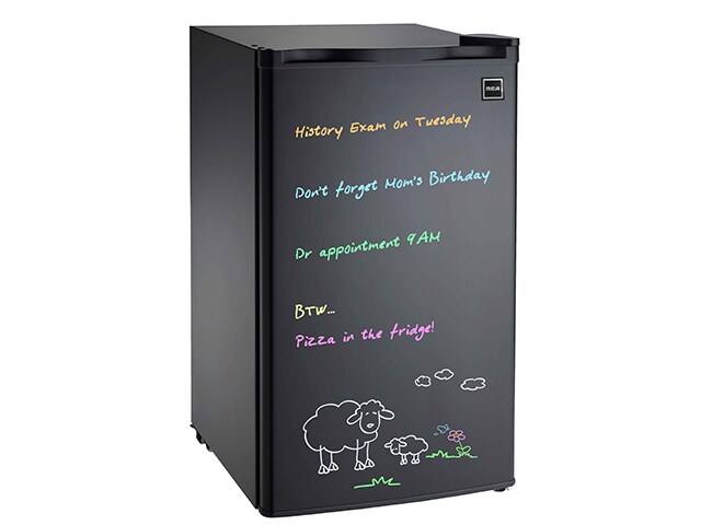 Mini réfrigérateur RCA à tableau effaçable à sec de 3,2 pieds cube avec marqueurs fluorescents