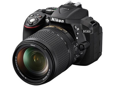 Appareil-photo D5300 avec objectif AF-S DX 18-55mm VR II de Nikon - noir